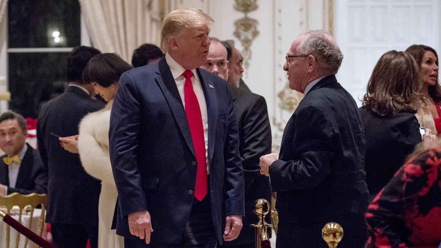 Il presidente Trump con il suo avvocato Alan Dershowitz