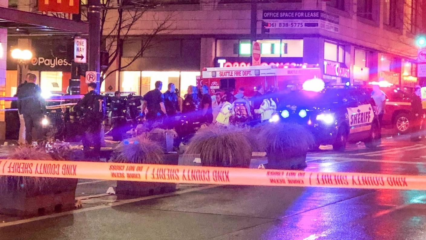 L'intervento dei soccorsi e polizia sul luogo della sparatoria di mercoledì a Seattle