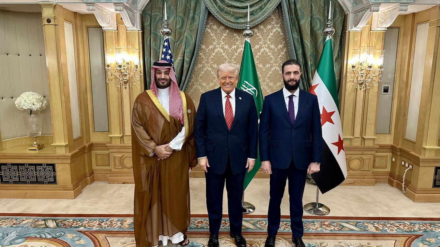 Donald Trump e Ahmad al Sharaa insieme al principe saudita Mohammed Bin Salman