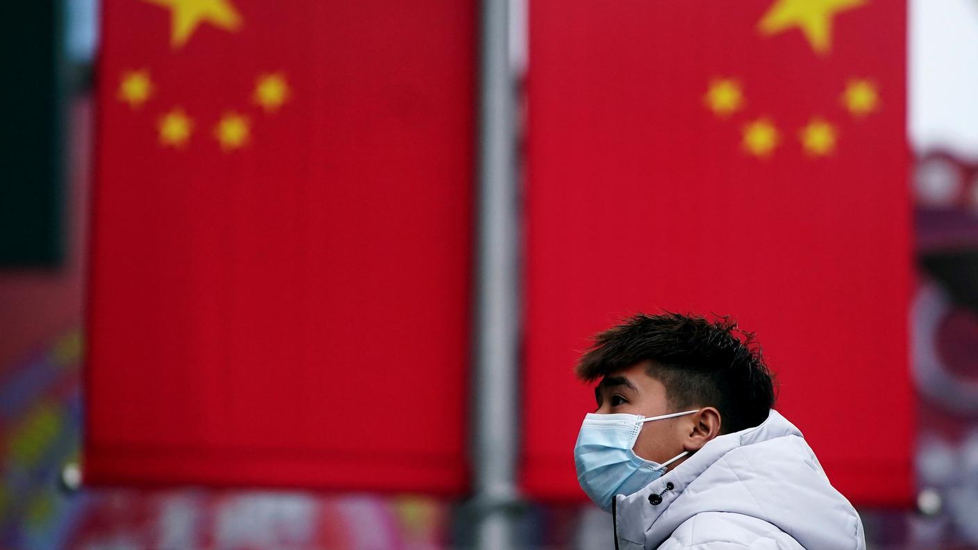 Un uomo con mascherina a Shanghai