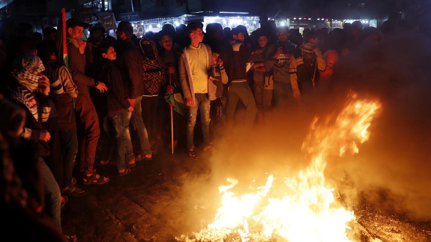 La folla scesa nelle strade della Striscia di Gaza, qui un'immagine scattata nel campo profughi di Jebaliya, manifesta la sua ira nei confronti del piano di pace per il Medio oriente presentato da Donald Trump