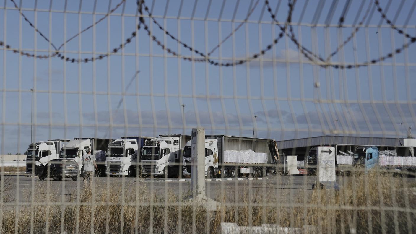 La manciata di autocarri carichi di aiuti umanitari in attesa di attraversare il valico di Kerem Shalom