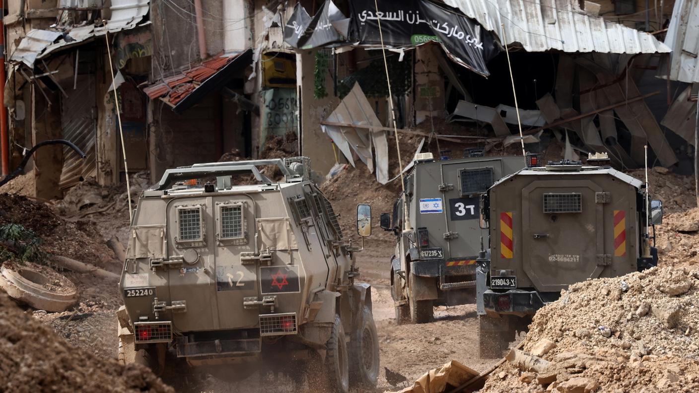 Mezzi militari in strada a Jenin