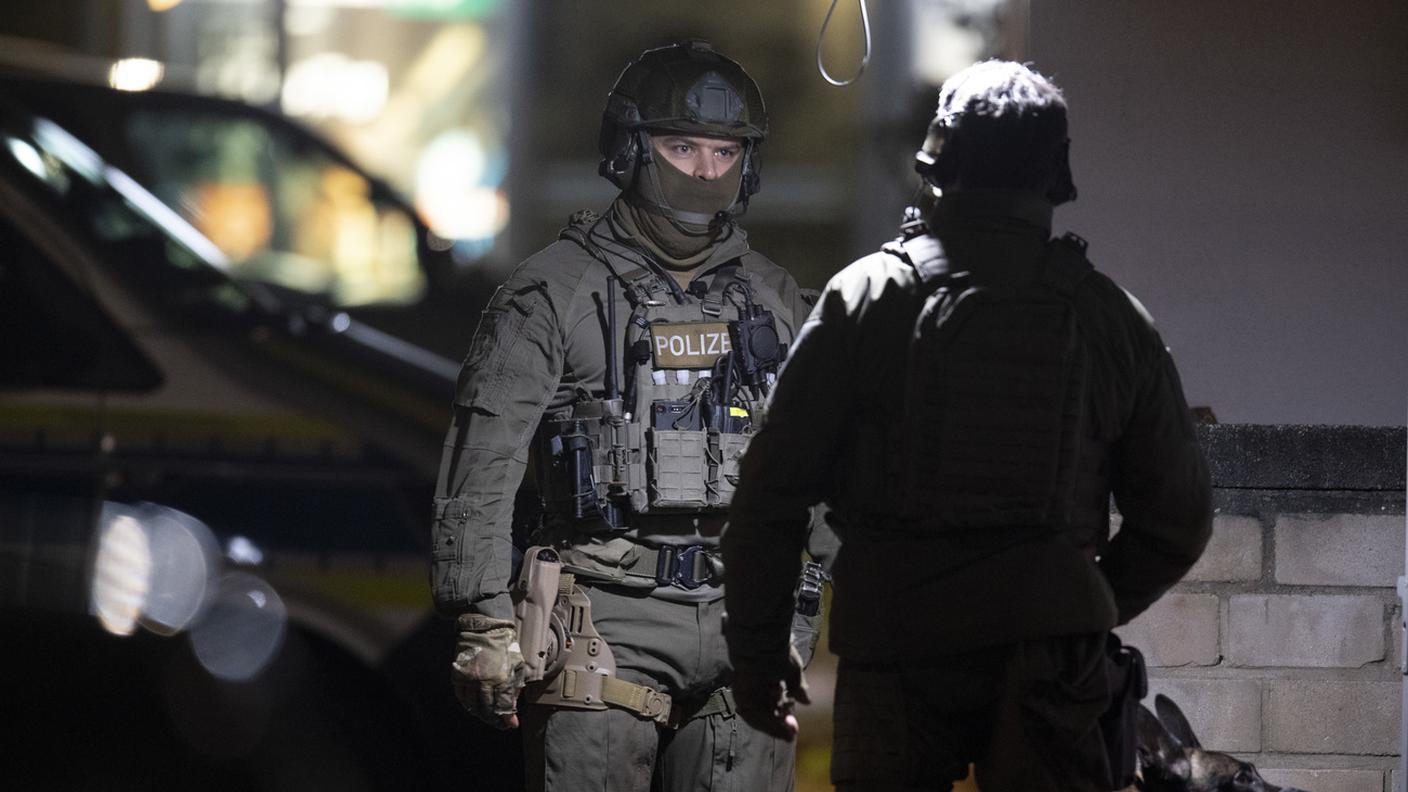 Agenti delle forze tedesche sul luogo della strage