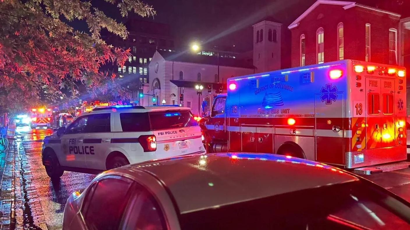 I soccorsi giunti sul posto dell'attacco ai funzionari israeliani a Washington mercoledì sera
