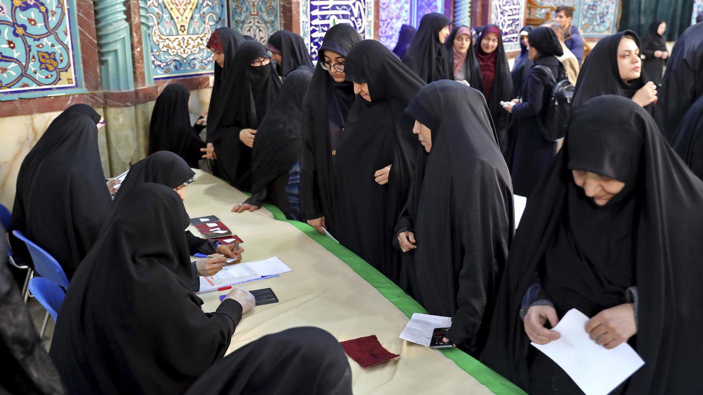 Donne iraniane si registrano per votare