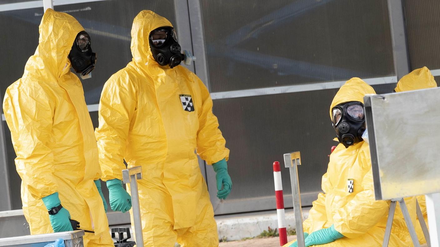 Personale sanitario italiano indossa tute di protezione per proteggersi dal coronavirus