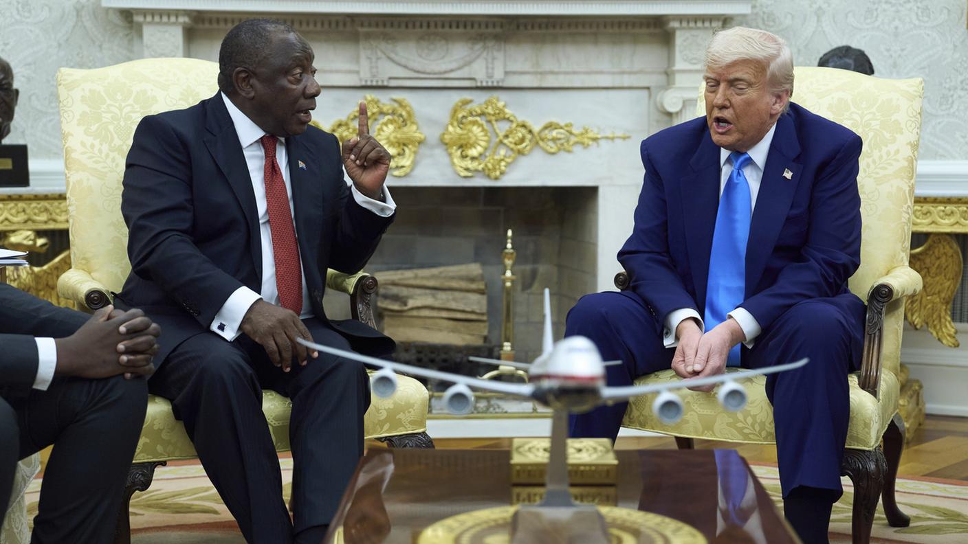Il presidente sudafricano Cyril Ramaphosa alla Casa Bianca dal suo omologo statunitense Donald Trump, 21 maggio 2025