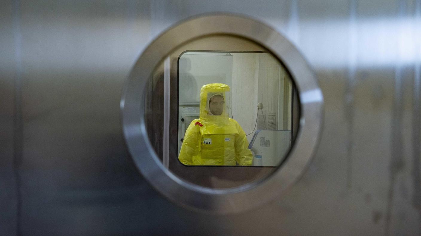 Un ricercatore al lavoro all'ospedale Sacco di Milano