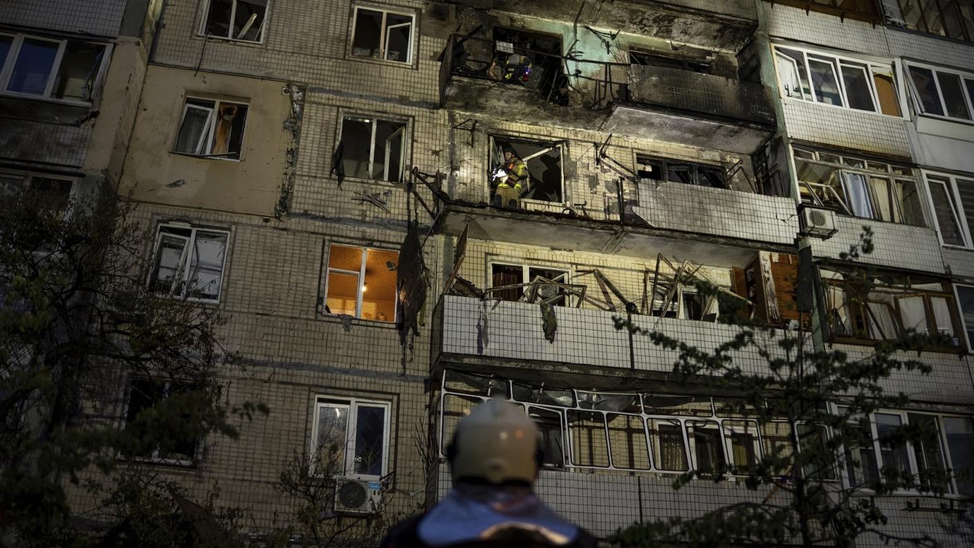 Uno stabile residenziale di Kiev colpito da detriti