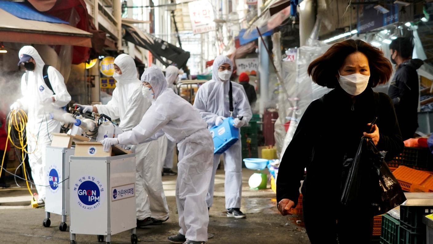 Disinfezione di un mercato nel centro di Seul, in Corea, mercoledì