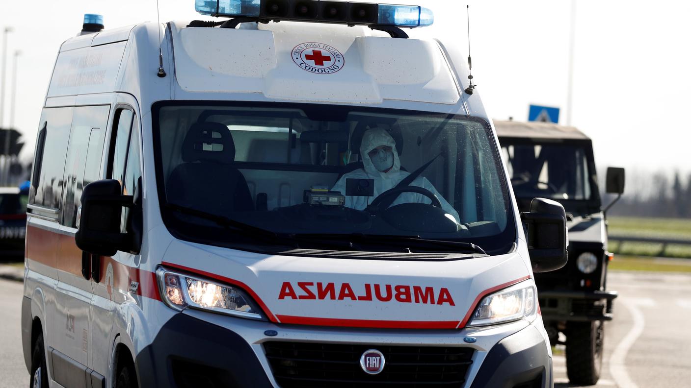 L'autista di quest'ambulanza indossa la protezione completa mentre è attivo in Lombardia 