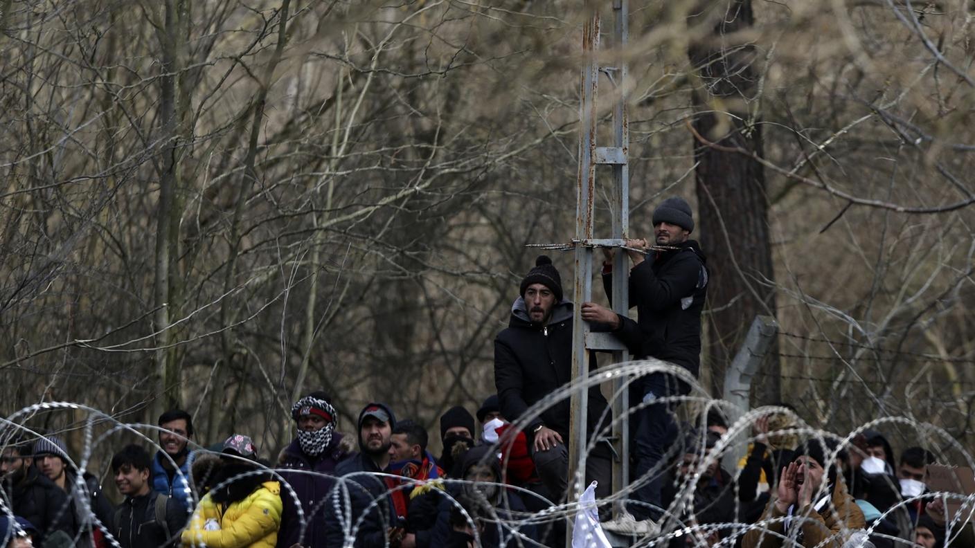 Cresce intanto la pressione al confine fra Grecia e Turchia