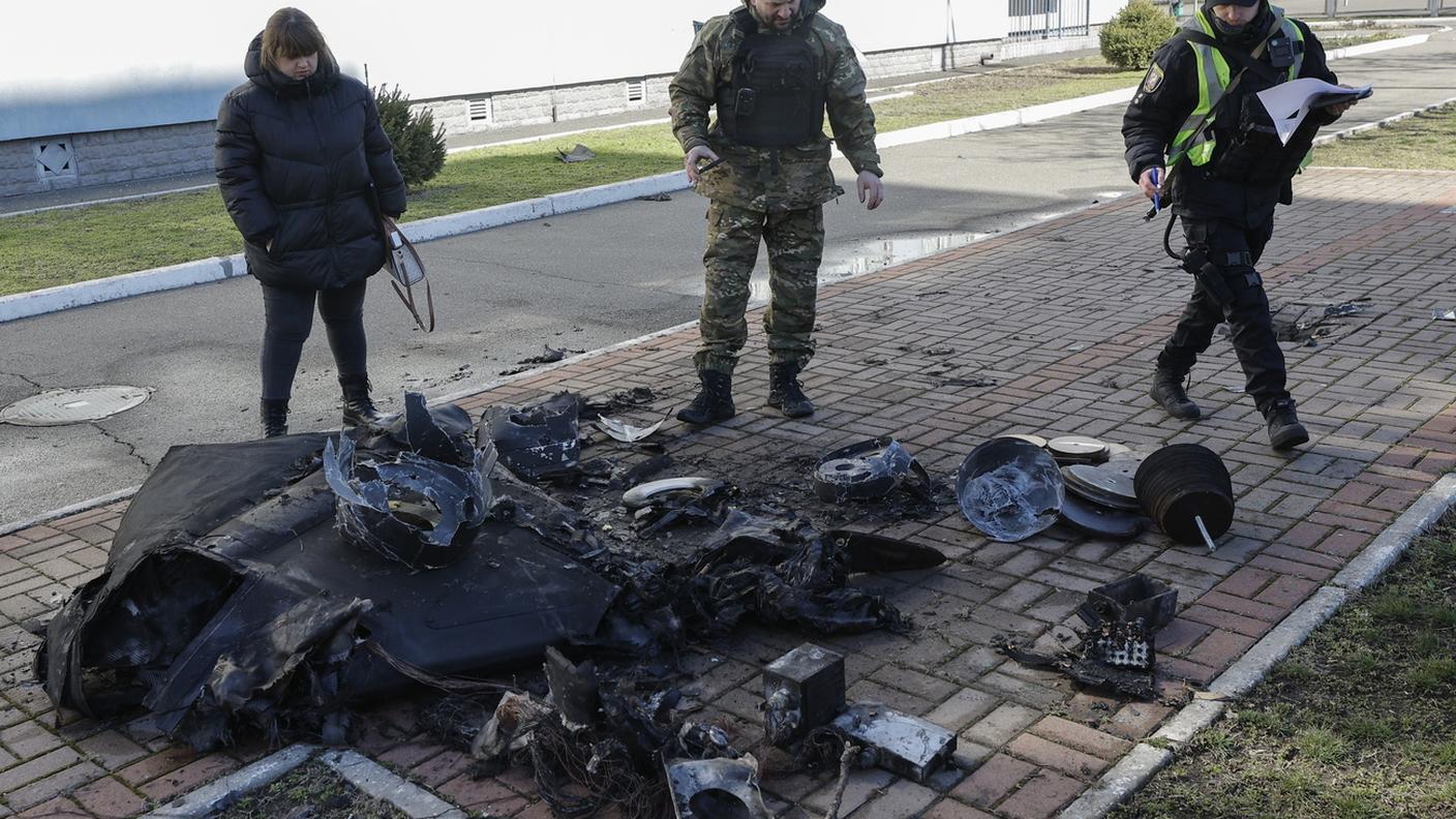 Tre soldati ucraini osservato un drono russo abbattuto nei pressi di una scuola a Kiev