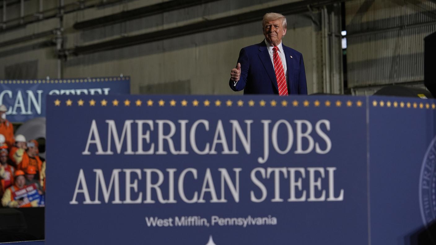 Donald Trump durante la sua visita a un'acciaieria in Pennsylvania venerdì sera