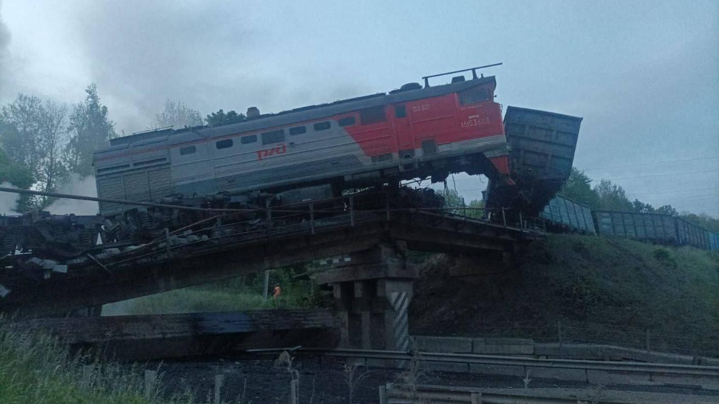 Il treno merci deragliato nella regione del Kursk sopra l'autostrada Trosna-Kalinovka