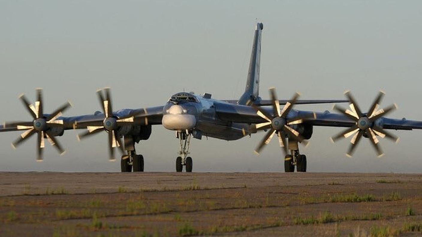Un bombardiere strategico russo Tupolev su una pista di rullaggio prima di un decollo