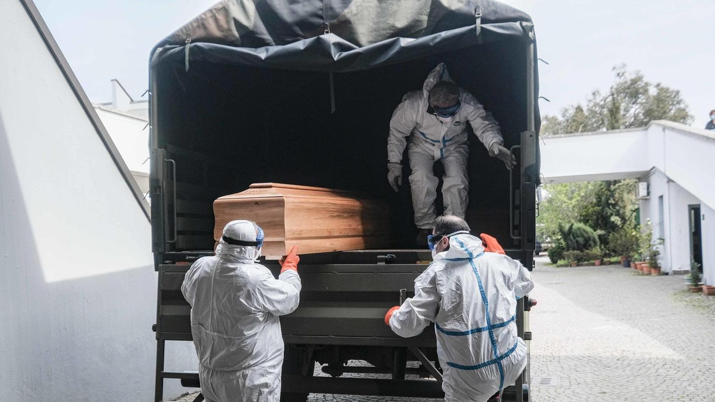 Milano: un camion militare scarica bare, provenienti da Bergamo, dove i cimiteri sono al collasso