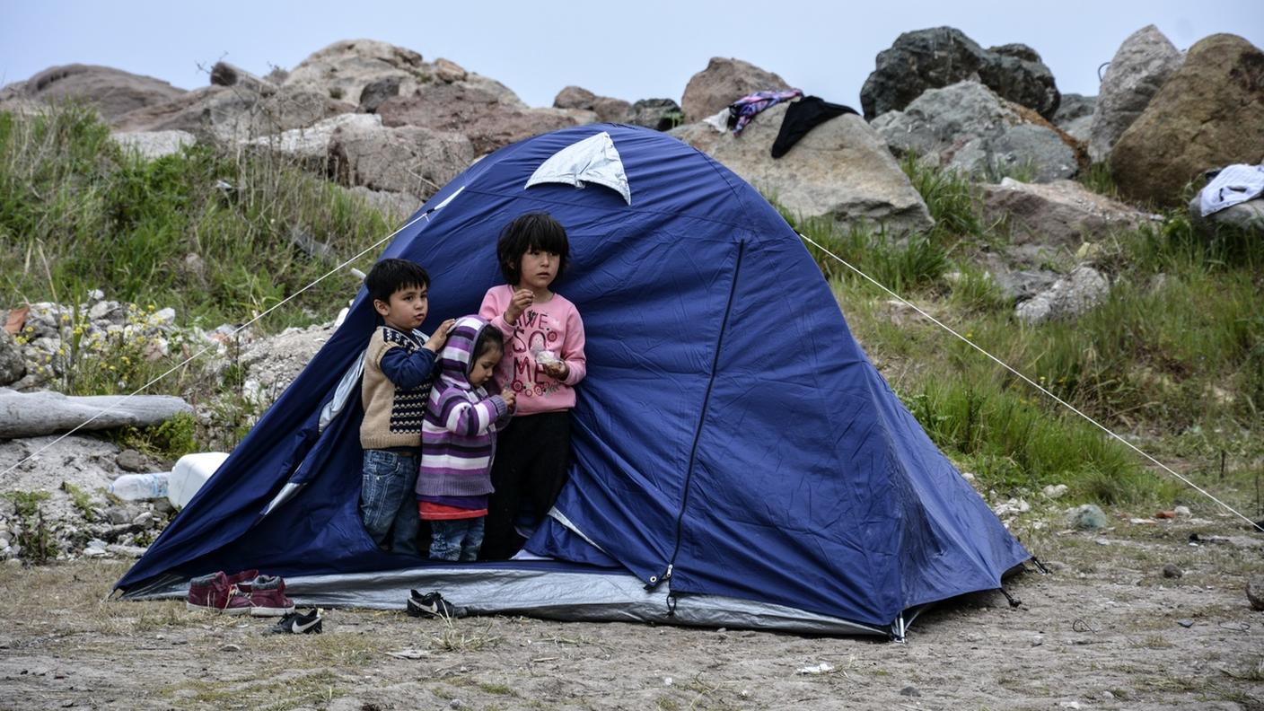 Ora chi arriva a Lesbo non può più entrare nel campo: i nuovi migranti sono lasciati da soli