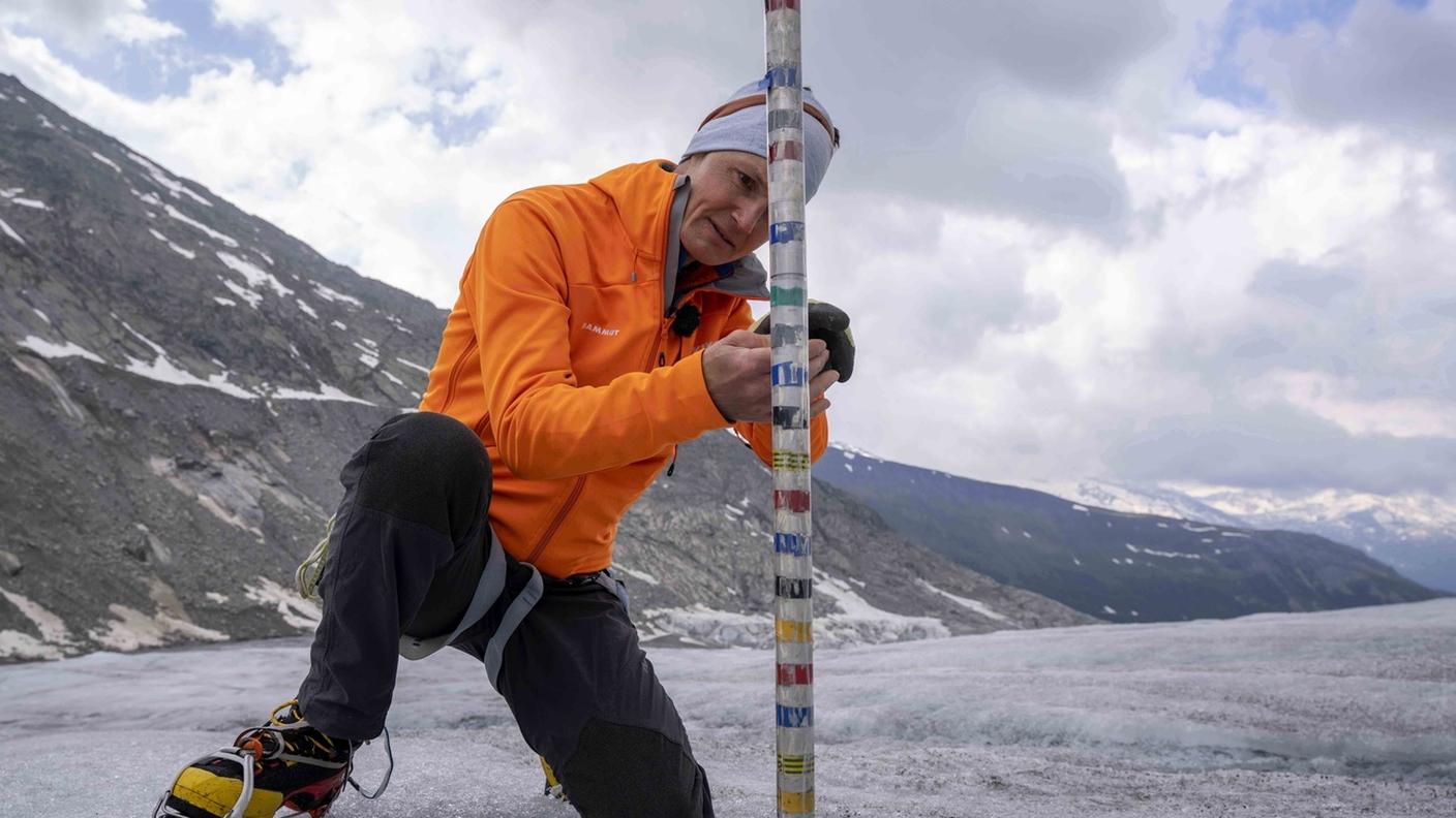 Matthias Huss misura il ghiacciaio del Rodano vicino a Goms in Svizzera
