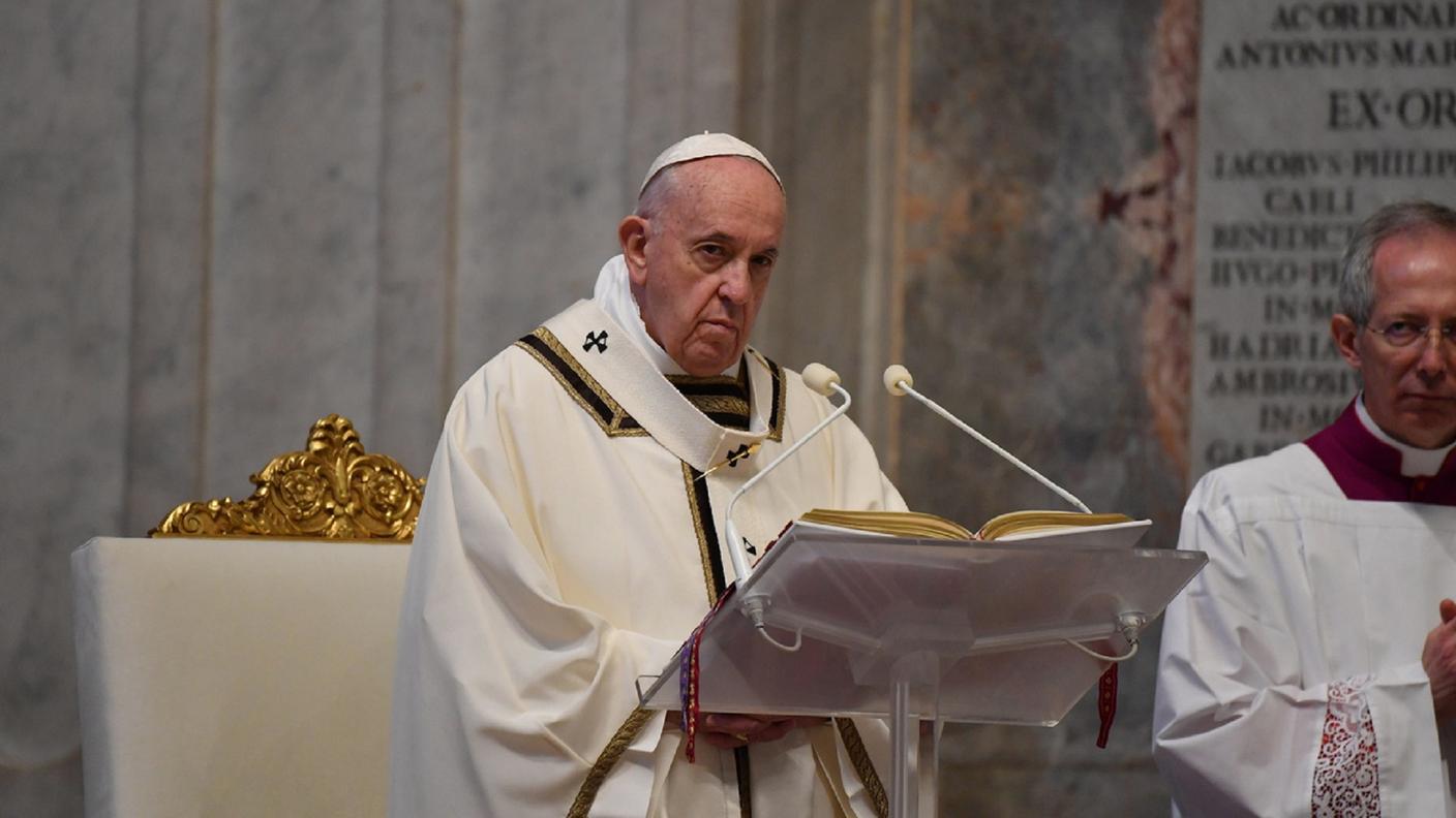 Papa Francesco mentre si prepara alla lettura del suo messaggio per la Pasqua 2020