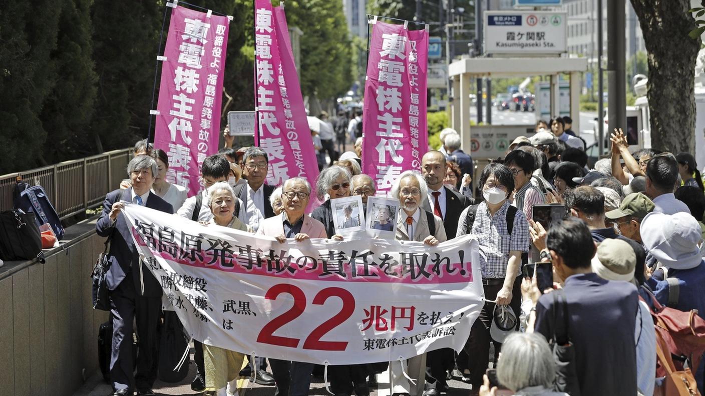 I querelanti (azionisti) in marcia verso l'Alta corte di Tokyo per la sentenza 
