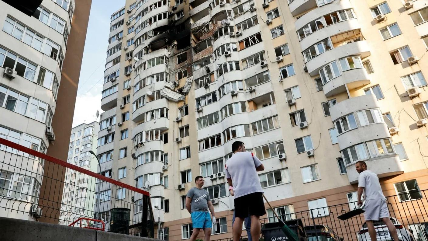 Un palazzo di Kiev centrato da un ordigno dei russi venerdì notte: i morti nella capitale ucraina sono almeno quattro