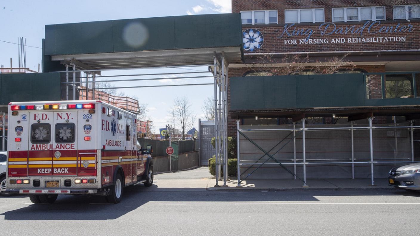 Un'ambulanza entra in un ospedale di New York, che resta la città più colpita