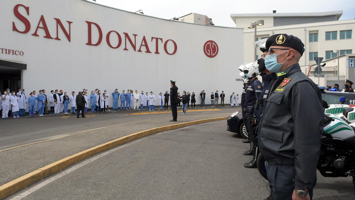 Il tributo delle Forze dell'Ordine agli operatori sanitari del Policlinico di San Donato Milanese