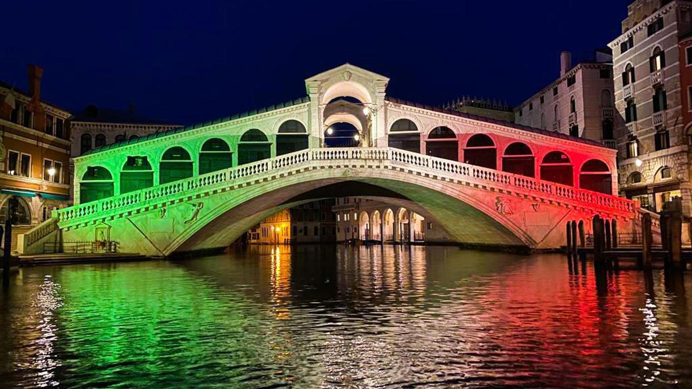Il ponte di Rialto illuminato con i colori della bandiera italiana