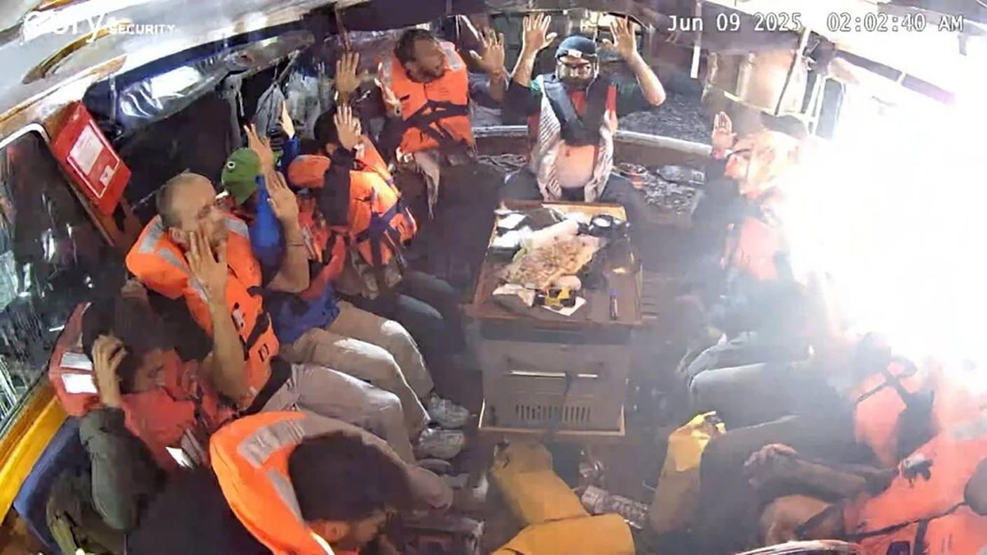 L'equipaggio della Madleen nel momento in cui l'imbarcazione è stata raggiunta dall'esercito israeliano