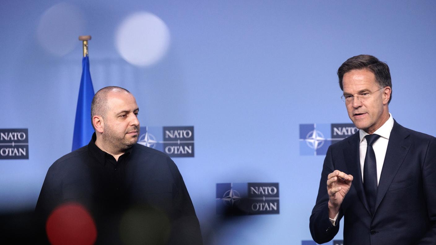 A destra nella foto il segretario generale dell'Alleanza atlantica Mark Rutte