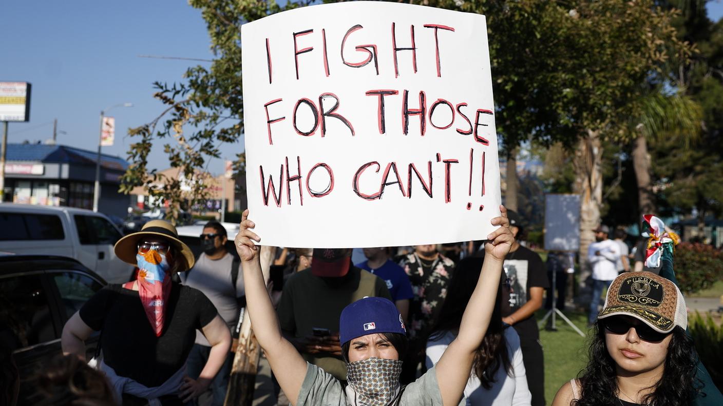 I manifestanti sono scesi in strada pacificamente a Los Angeles anche mercoledì sera
