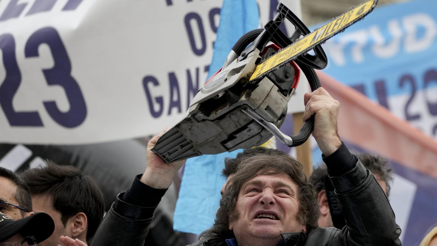 Javier Milei brandisce una motosega durante una manifestazione elettorale
