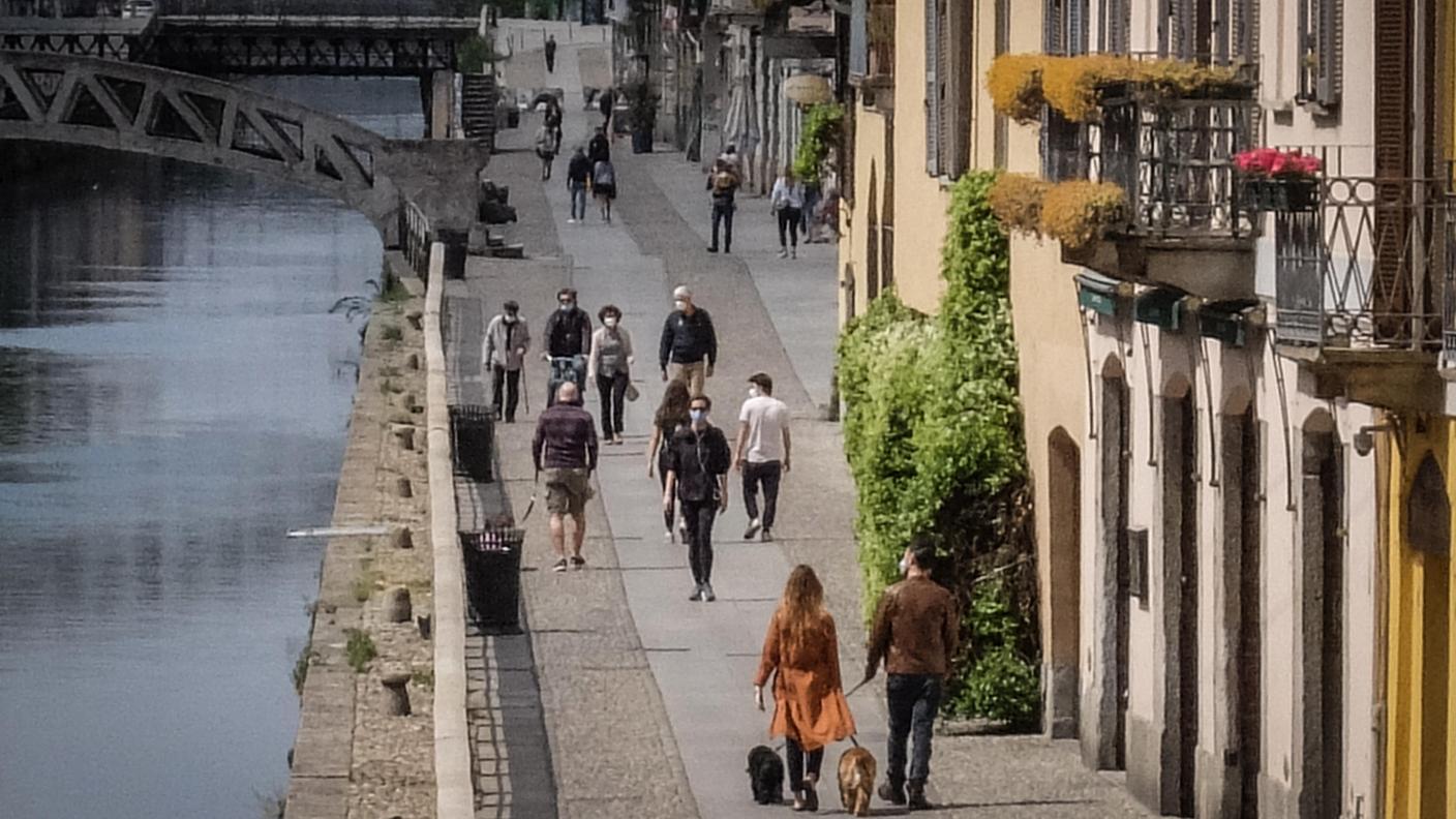 "Non permetterò che quattro scalmanati, senza mascherina e uno vicino all'altro, mettano in discussione tutto ciò"