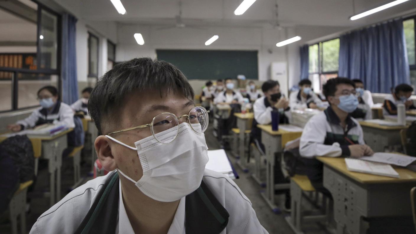 Una recente immagine di studenti in aula in una scuola della città di Wuhan