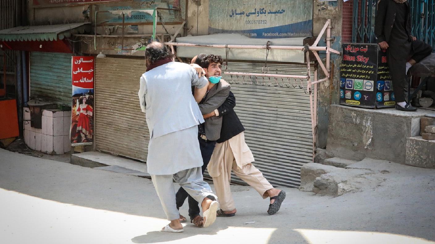 Si soccorre una persona rimasta ferita nell'attacco a un ospedale di Kabul martedì