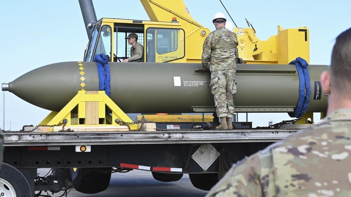 In questa foto rilasciata dall'Aeronautica Militare degli Stati Uniti il 2 maggio 2023, alcuni aviatori osservano una bomba GBU-57, o Massive Ordnance Penetrator, presso la base aerea di Whiteman nel Missouri
