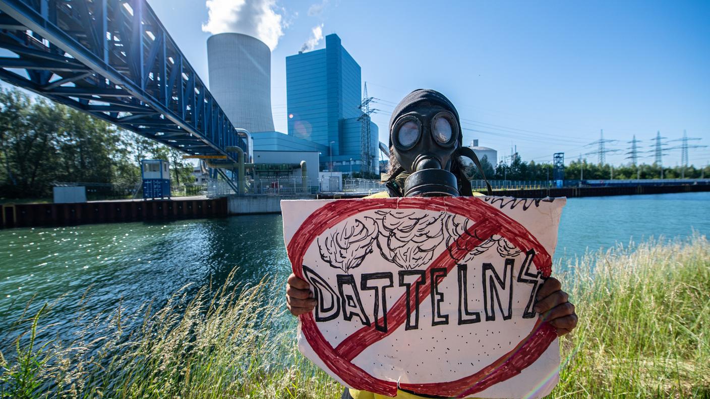 Uno dei manifestanti davanti alla centrale Datteln4