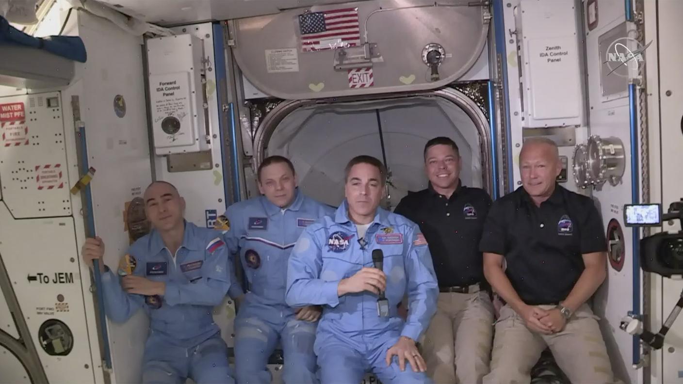 Doug Hurley e Bob Behnken insieme all'equipaggio dell'ISS