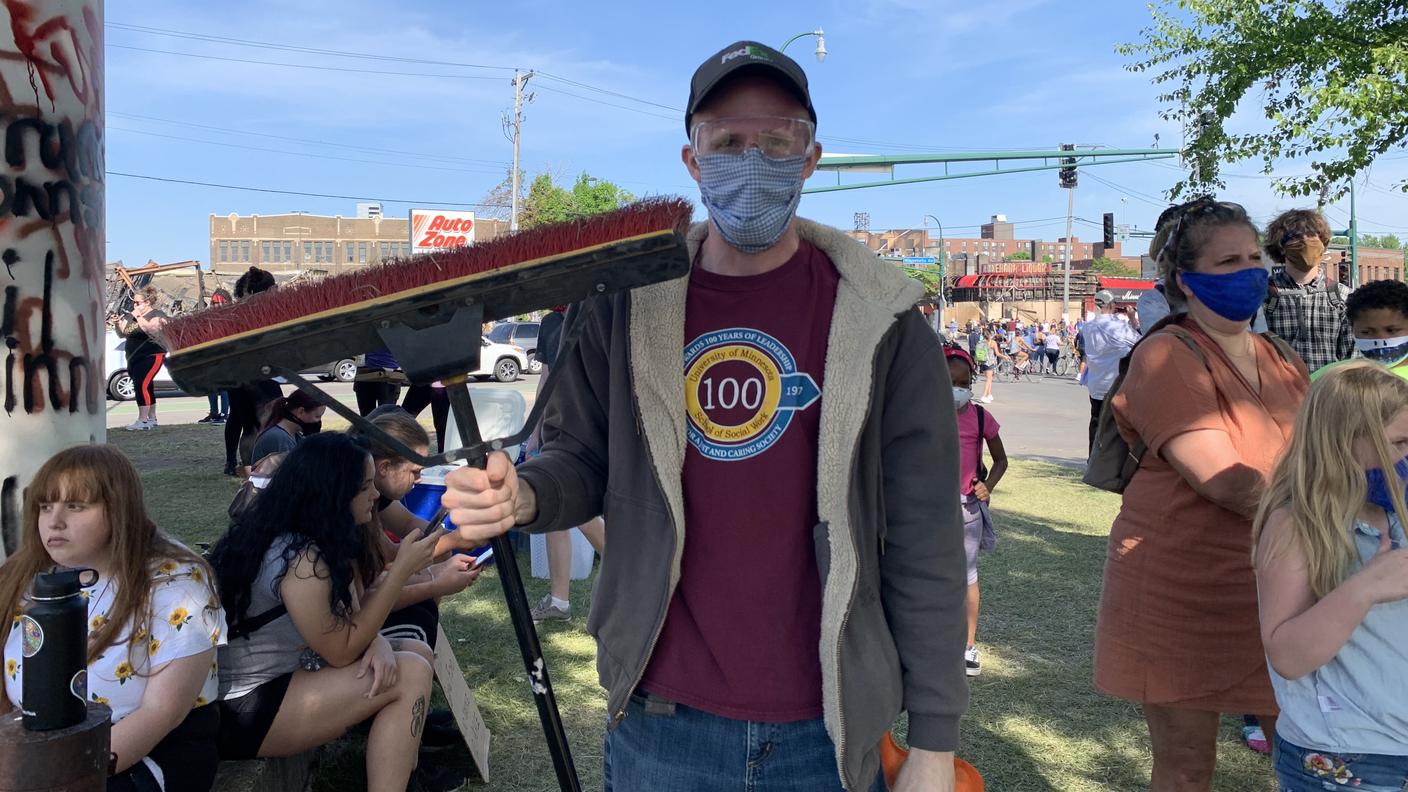 Troy con il suo spazzoloneTroy con il suo spazzolone: "siamo stanchi di vedere morire gente disarmata"
