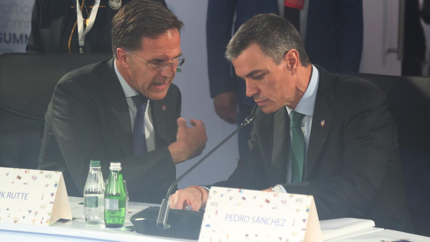 Da sinistra a destra il segretario generale della NATO Mark Rutte e il premier spagnolo Pedro Sanchez, qui ripresi lo scorso maggio durante un vertice in Albania