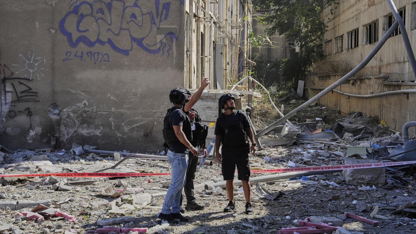 Soccorritori e forze di sicurezza sul luogo di un impatto a Haifa