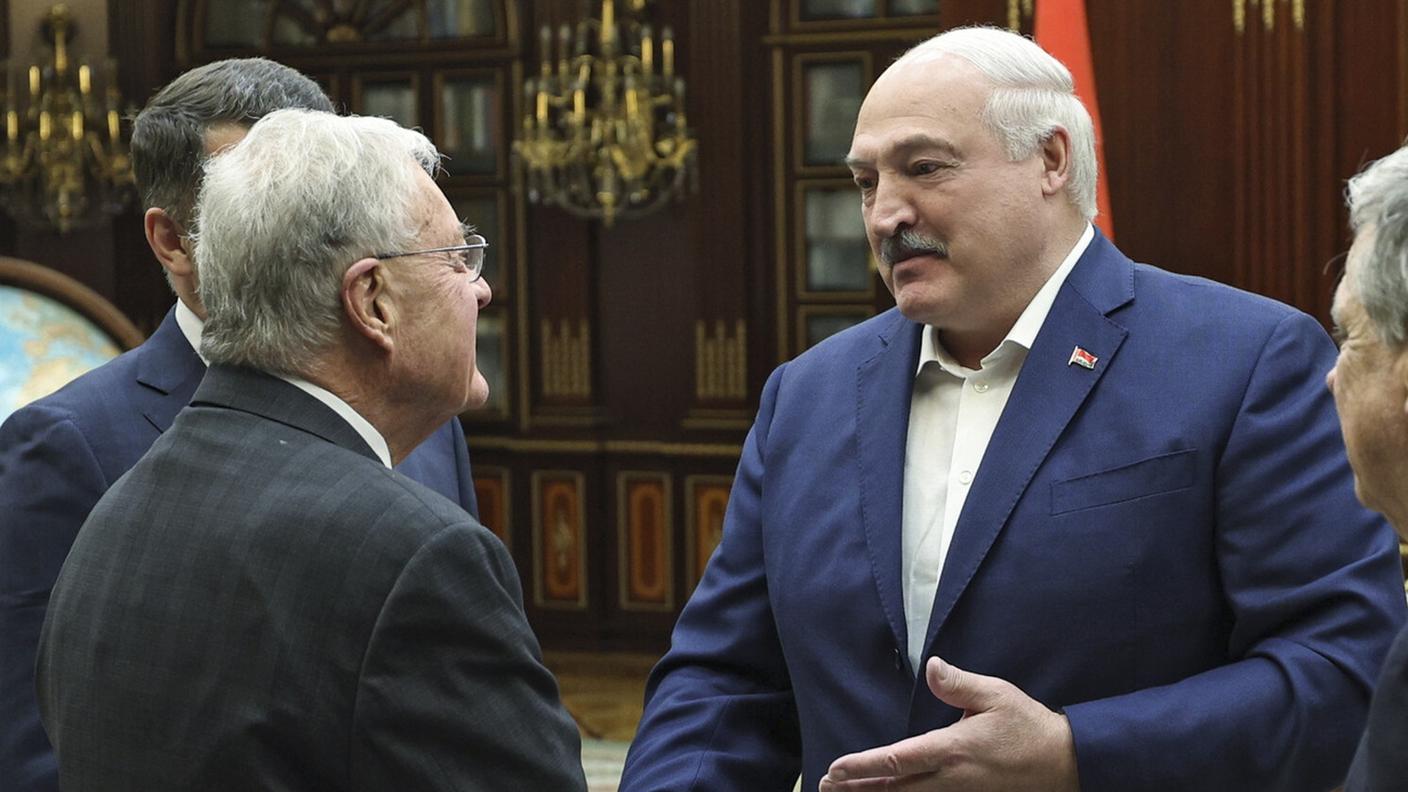 La stretta di mano fra Alexander Lukashenko, a destra, e l'inviato statunitense Keith Kellogg
