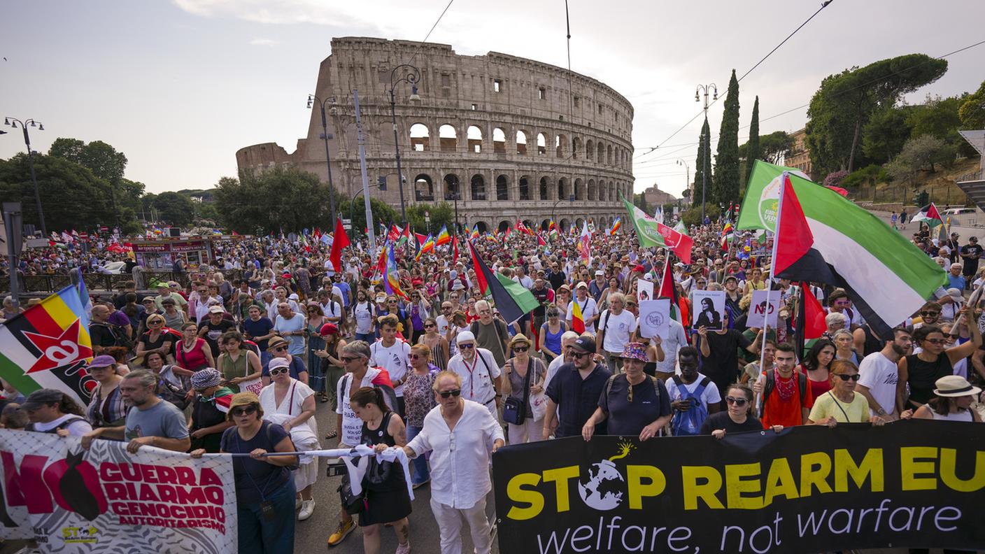 La manifestazione nazionale contro il riarmo ha avuto il suo culmine al Colosseo