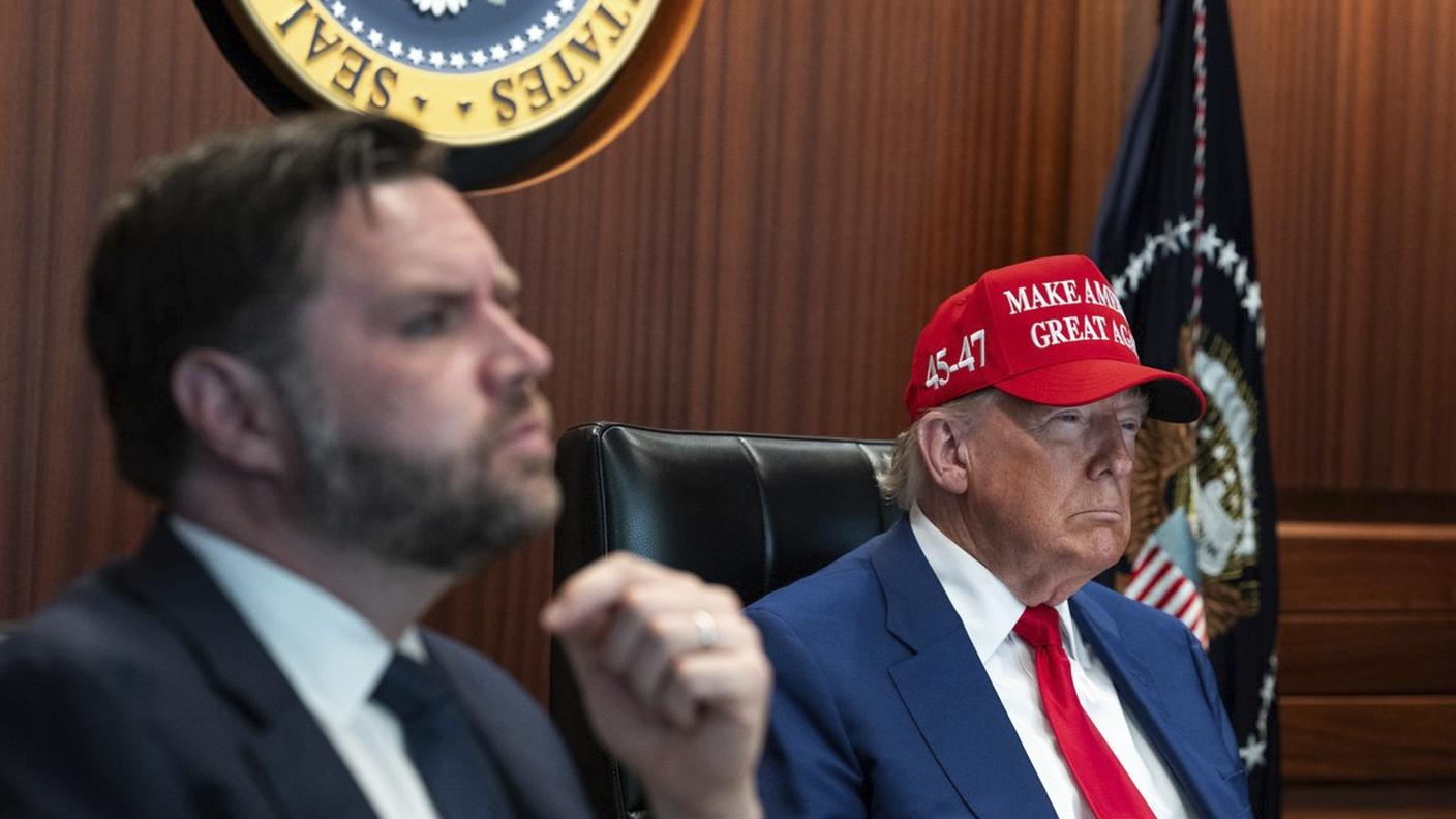 In questa immagine fornita dalla Casa Bianca, il Presidente Donald Trump, a destra, e il Vicepresidente JD Vance siedono nella Situation Room, sabato 21 giugno 2025, alla Casa Bianca a Washingto