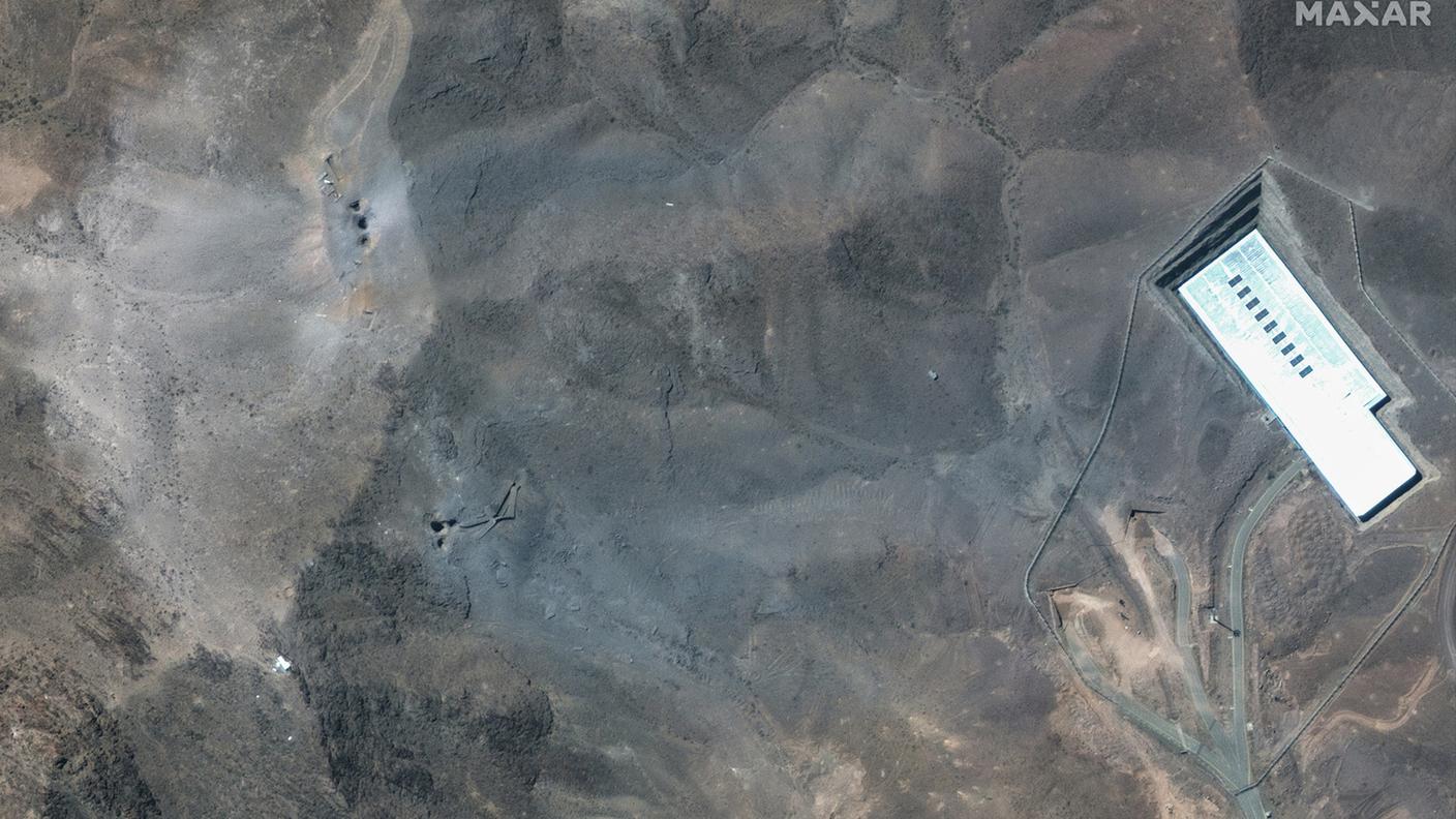 In questa immagine satellitare di Fordow si vedono i crateri creati dalle bombe anti-bunker