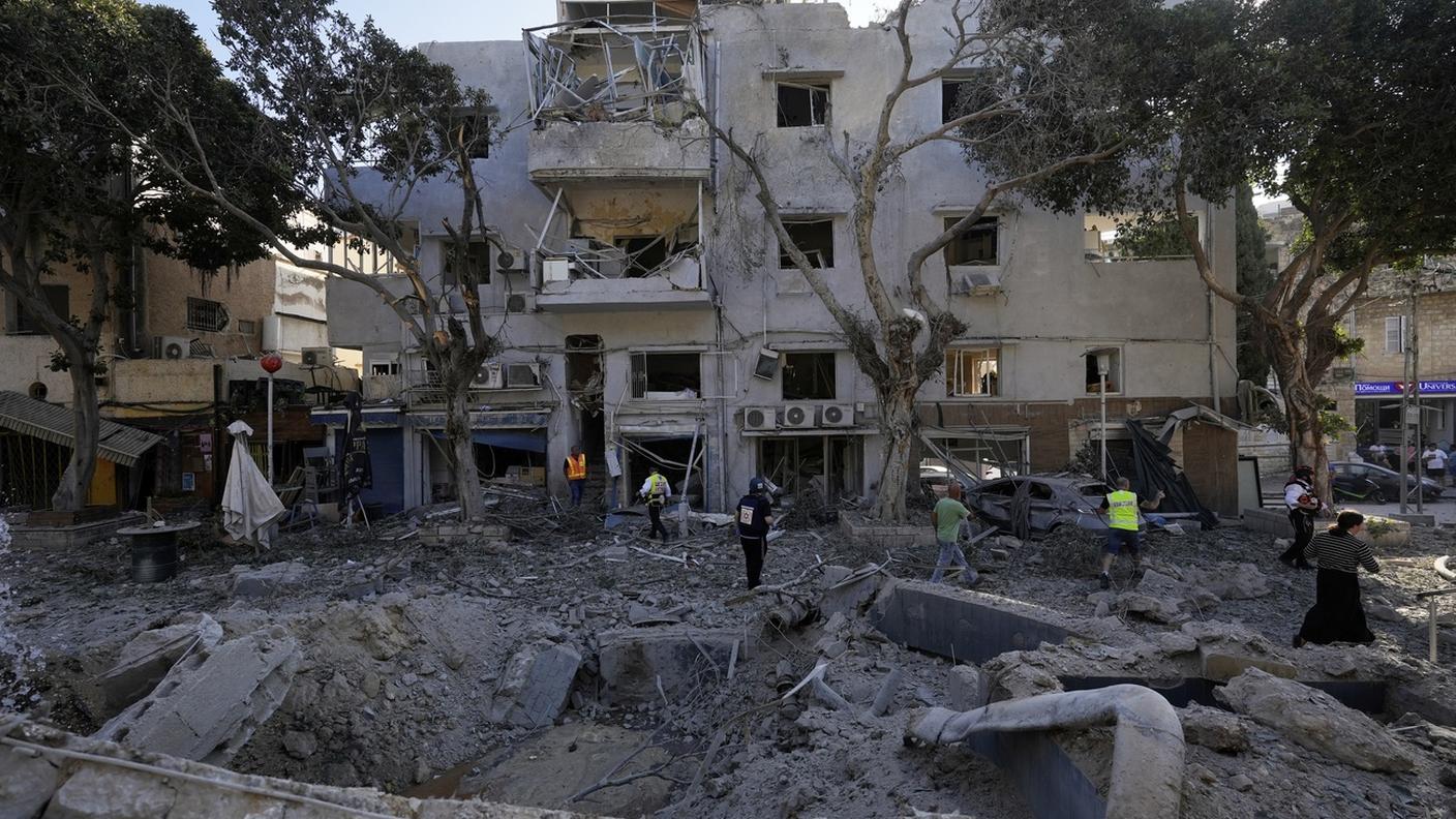 I danni di un missile che ha colpito Haifa