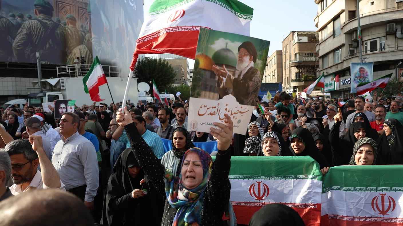 Manifestanti a Teheran dopo l'attacco contro gli Stati Uniti e contro Israele 