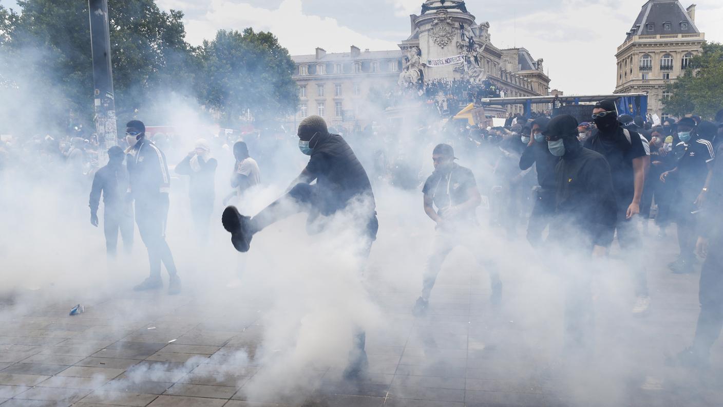 A Parigi la polizia ha utilizzato anche gas lacrimogeno